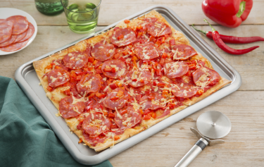 Pittige Plaatpizza met tomaat, chorizo en rode peper