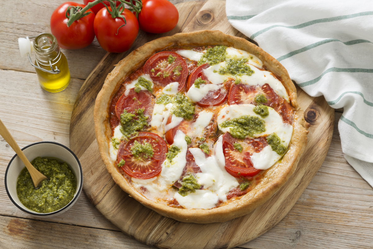 Recept: pizza met mozzarella, tomaat en pesto - Koopmans.com