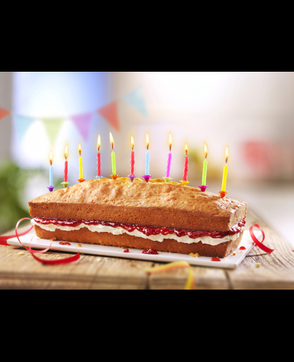 Feestelijk gevulde cake met kaarsjes