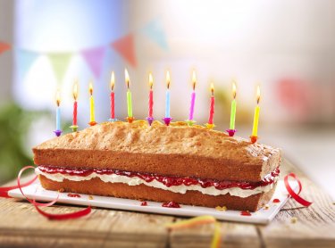 Feestelijk gevulde cake met kaarsjes