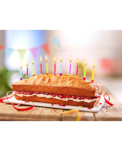 Feestelijk gevulde cake met kaarsjes