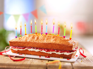 Feestelijk gevulde cake met kaarsjes