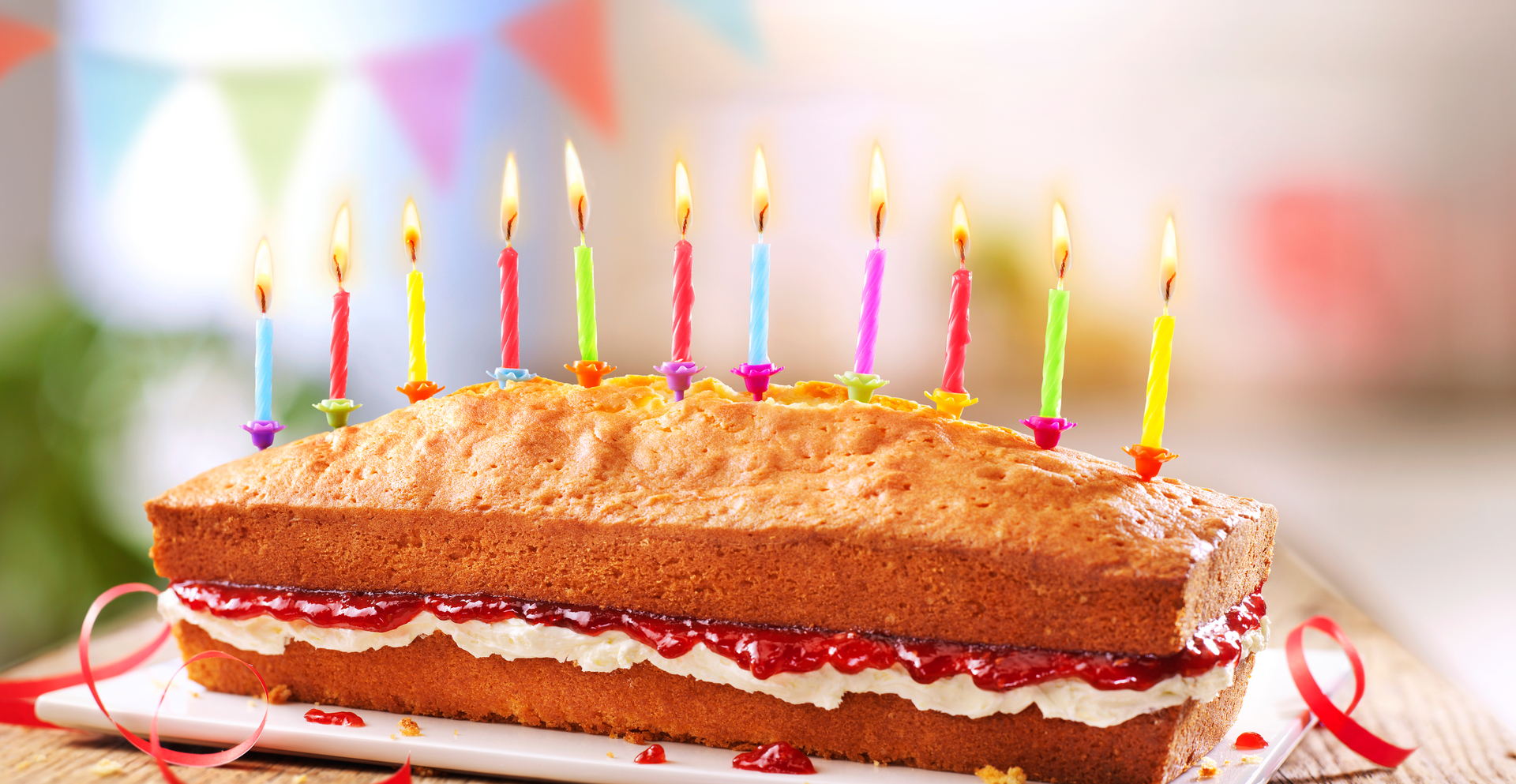 Feestelijk gevulde cake met kaarsjes
