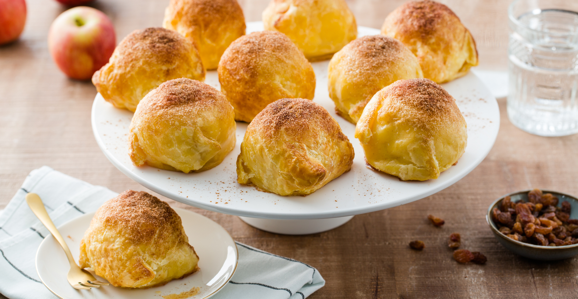 Appelbollen met rozijnen en amandelspijs