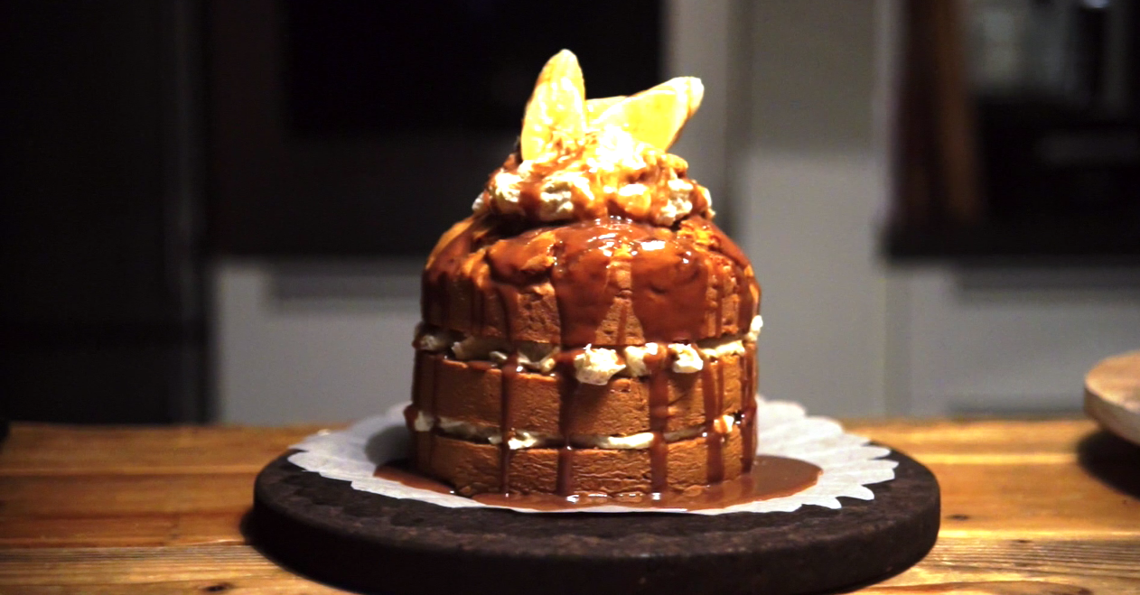 Appel-kaneeltaart met bananencrème en toffeesaus van Danna