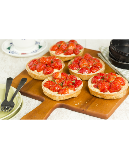 Bladerdeeg tartelletjes met banketbakkersroom en aardbeien
