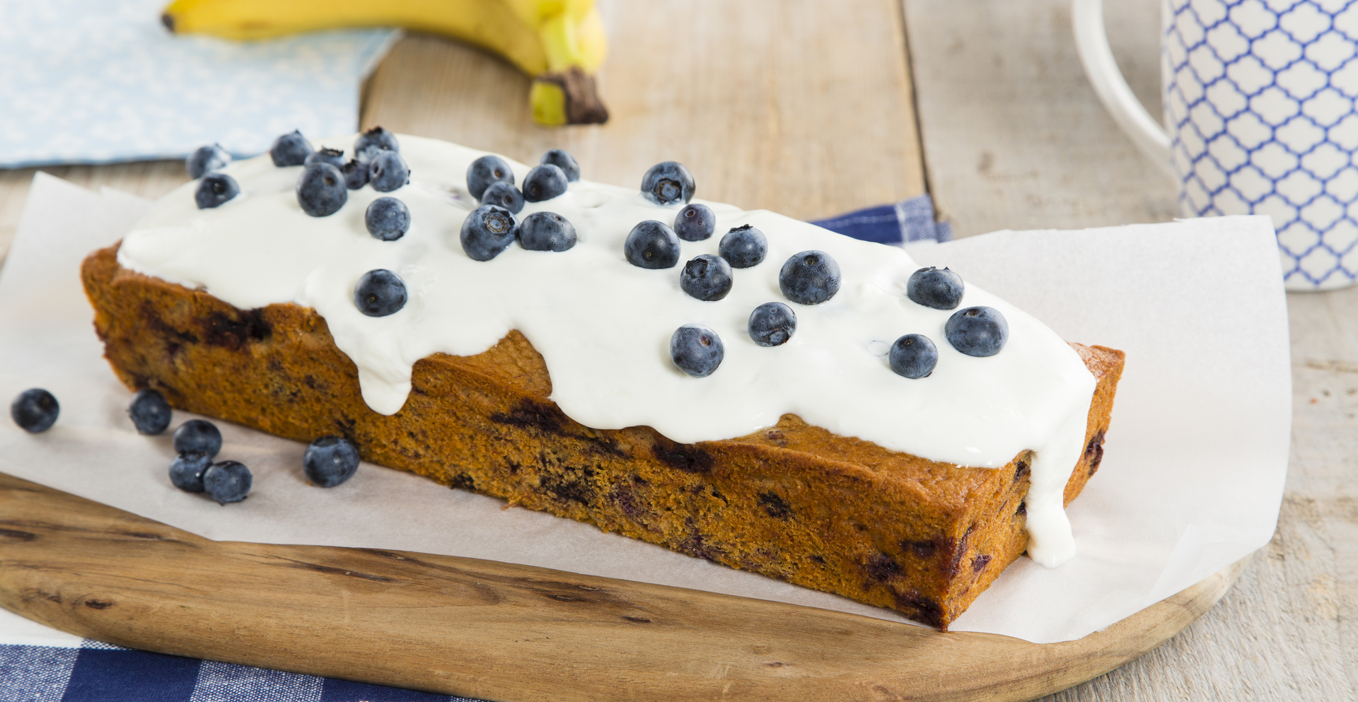 Bananenbrood met blauwe bessen en griekse yoghurt