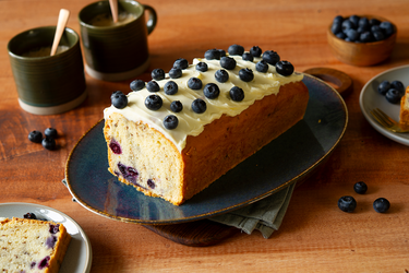 Blauwe bessen cake met verse blauwe bessen, topping en kaneel