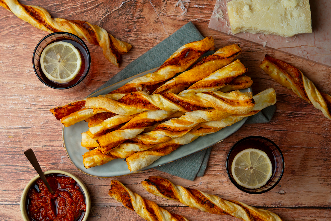 Bladerdeeg twisters met pesto en kaas | © Makkelijke bladerdeeg hapjes voor op de borrelplank Makkelijke bladerdeegtwister met rode pesto en parmezaanse kaas. | © Makkelijke bladerdeeg hapjes voor op de borrelplank