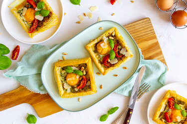 Bladerdeeghapjes met ei en pesto