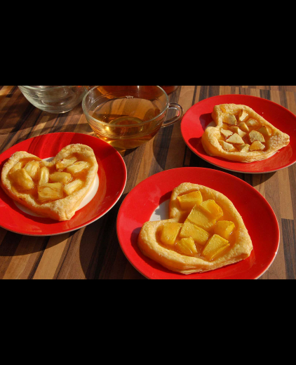 Bladerdeeghart met karamelfruit