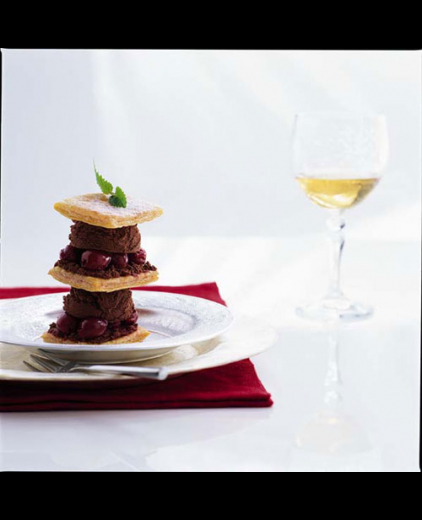 Bladerdeegtorentje met chocolademousse en kersen