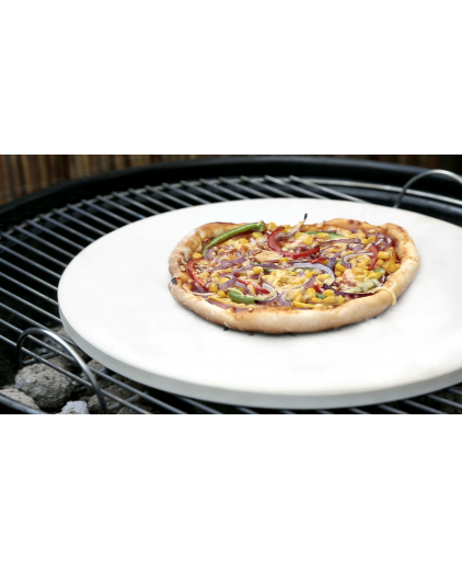 American BBQ-pizza met rode ui, maïs en paprika