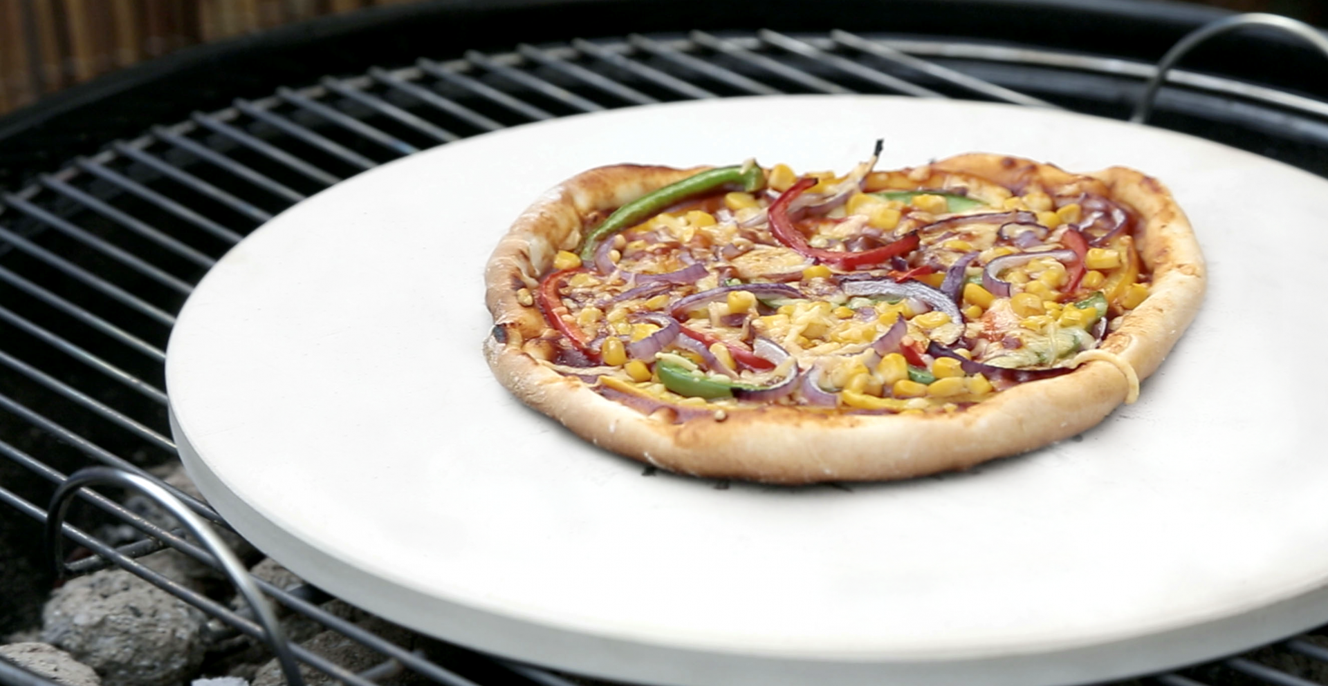 American BBQ-pizza met rode ui, maïs en paprika