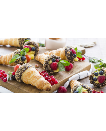 Roomboter-bladerdeeg hoorntjes met vers fruit