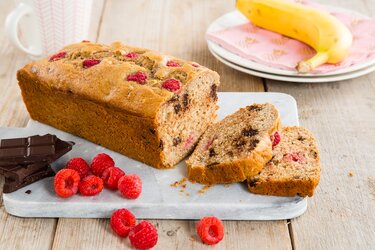 Bananenbrood met frambozen en chocolade
