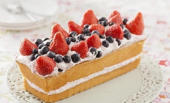 Cake met zomerfruit en slagroommousse.