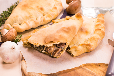 Pizza calzone met kruidige champignons en geitenkaas