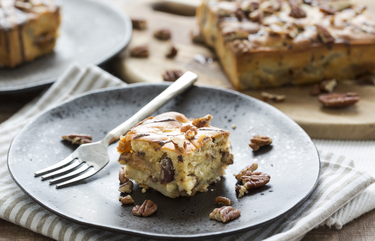 Bananencake met pecannoten en karamel