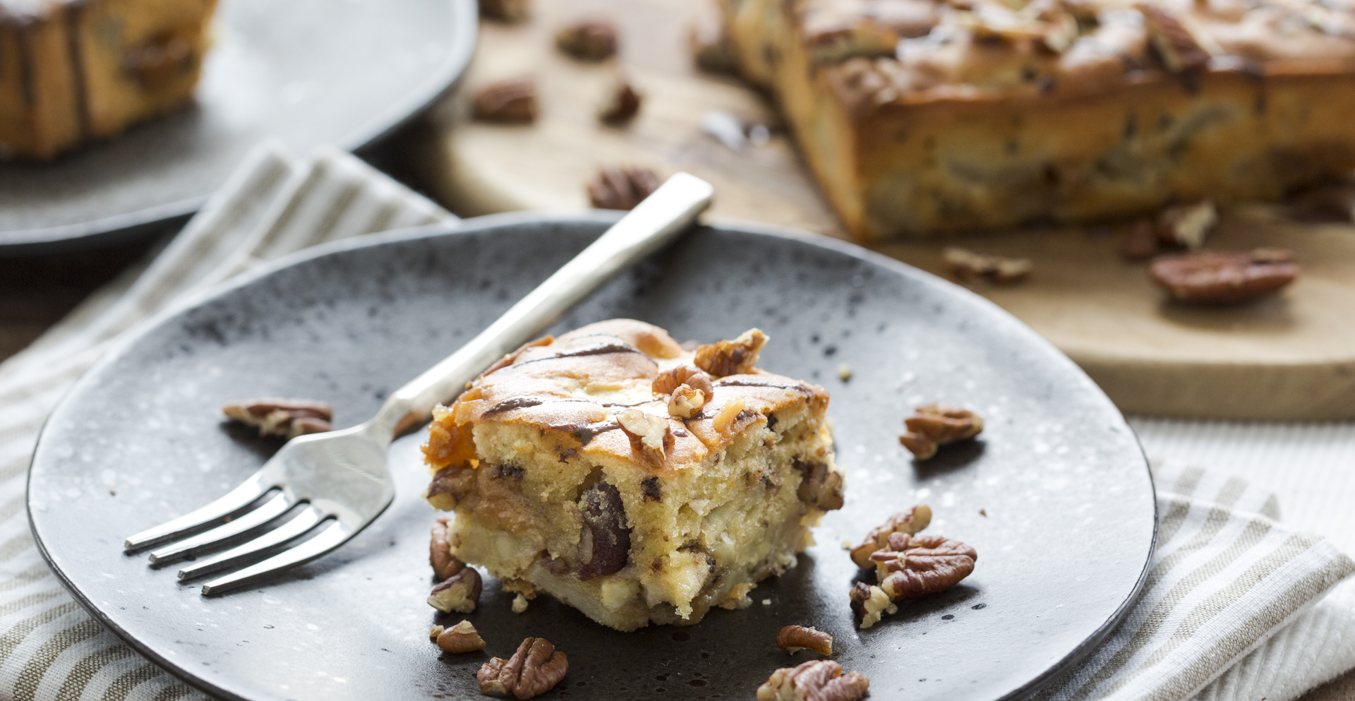 Bananencake met pecannoten en karamel