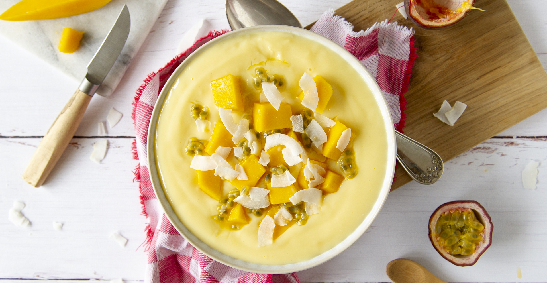 Custard bowl met mango en kokos