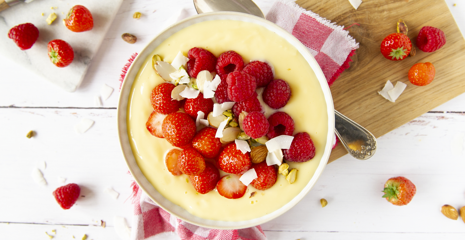 Custard bowl met rood fruit en pistache