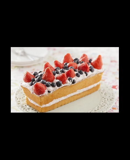 Cake met zomerfruit en slagroommousse.