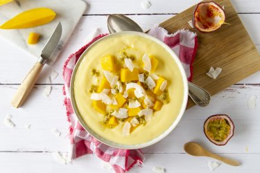 Custard bowl met mango en kokos
