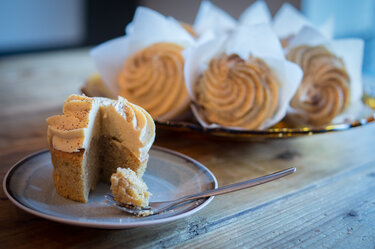 Koffiecakejes met witte chocolade en karamelcrème van Danna