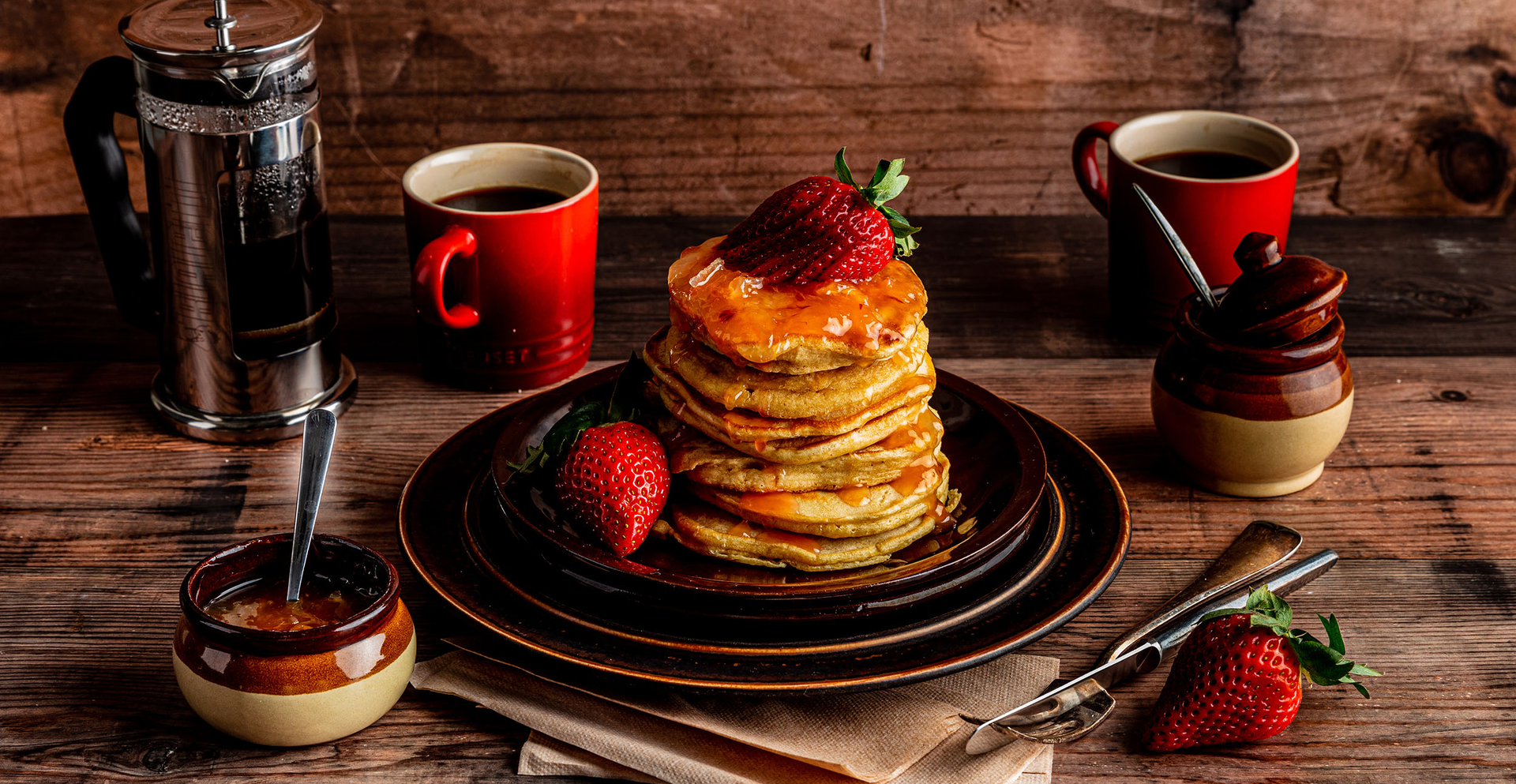 Fluffy pannenkoeken met aardbeien en jam