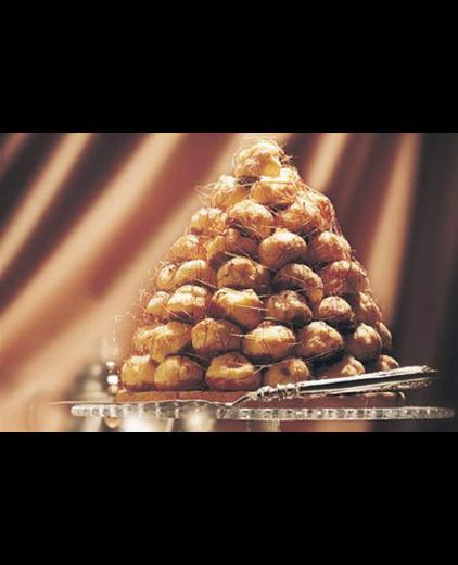 Feestelijke soesjestaart met karamel