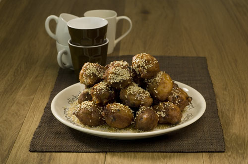 Honing-oliebolletjes met sesamzaad