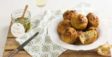 Hartige oviebollen met kip en pesto