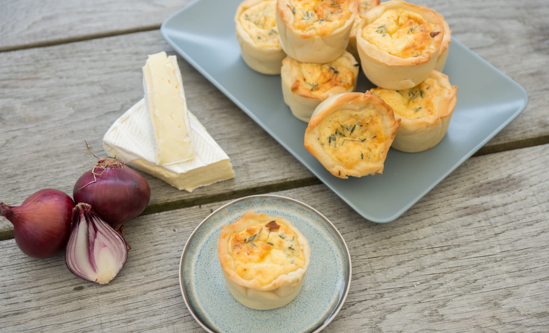 Hartige taartjes met gekarameliseerde ui, brie en tijm