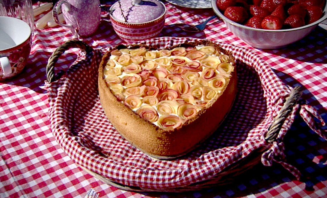 Hartvormige appeltaart met appelroosjes en banketbakkersroom van Danna