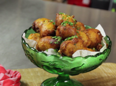 Hartige oliebollen met kaas en pijnboompitjes van Saakje