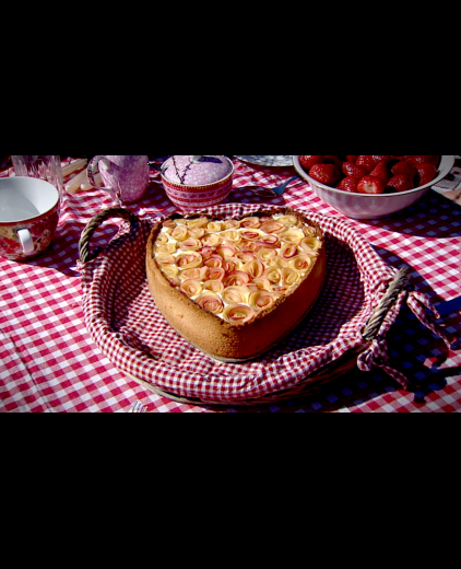 Hartvormige appeltaart met appelroosjes en banketbakkersroom van Danna