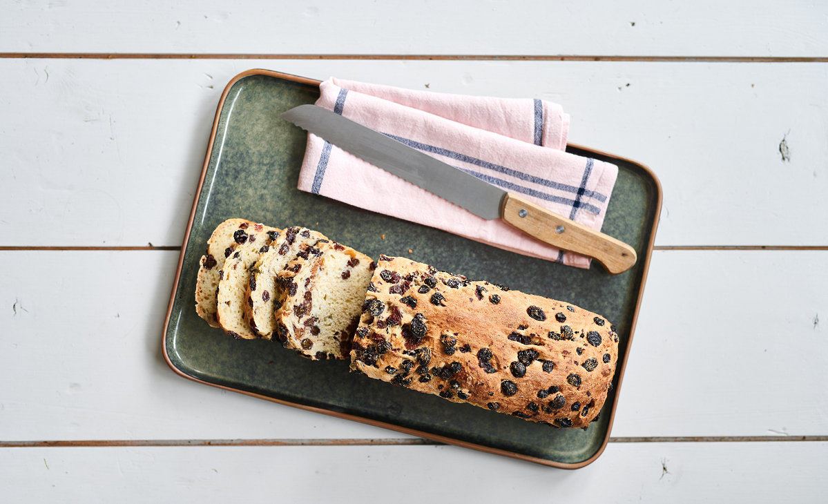 Bruin-rozijnenbrood in de broodbakmachine