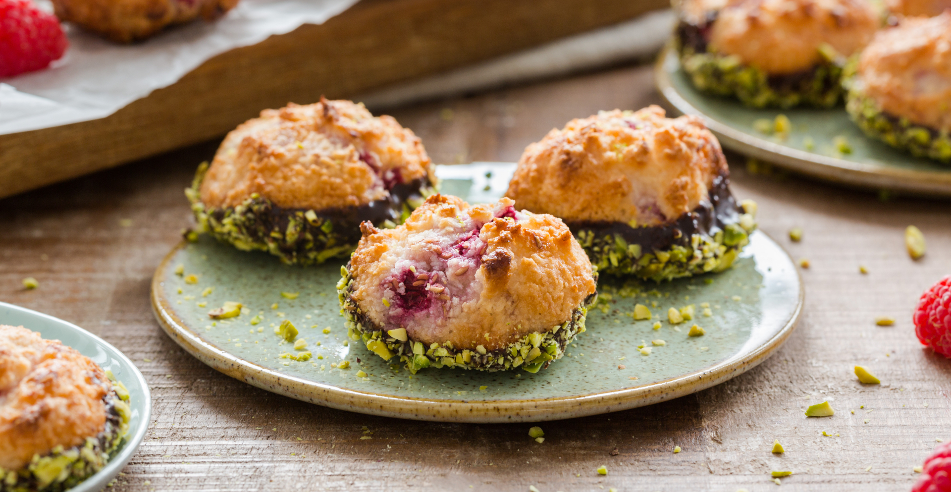 Kokosmakronen met frambozen, chocolade en pistachenootjes