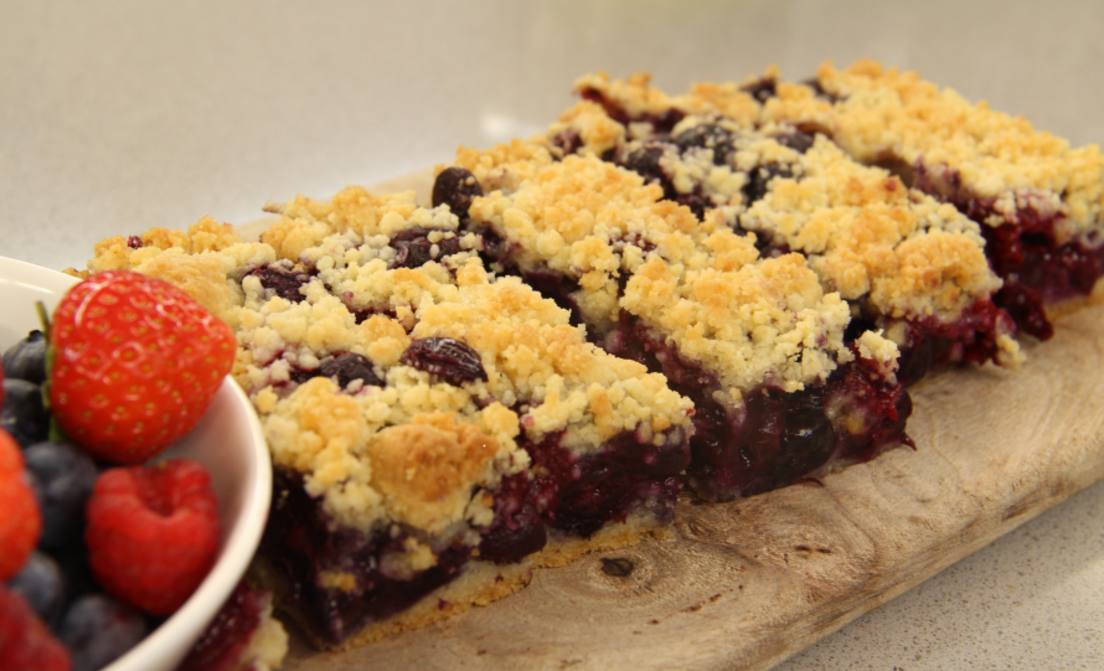 Kruimeltaartrepen met rood fruit en chocolade van Hadewych