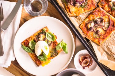 Mini pizza’s met spinazie, balsamico ui en mozzarella