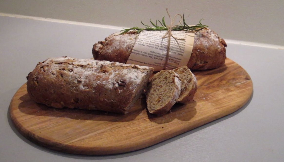 Bruin brood met vijgen en noten van Hadewych