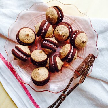 Chocolade macarons met frambozencrème van Saakje