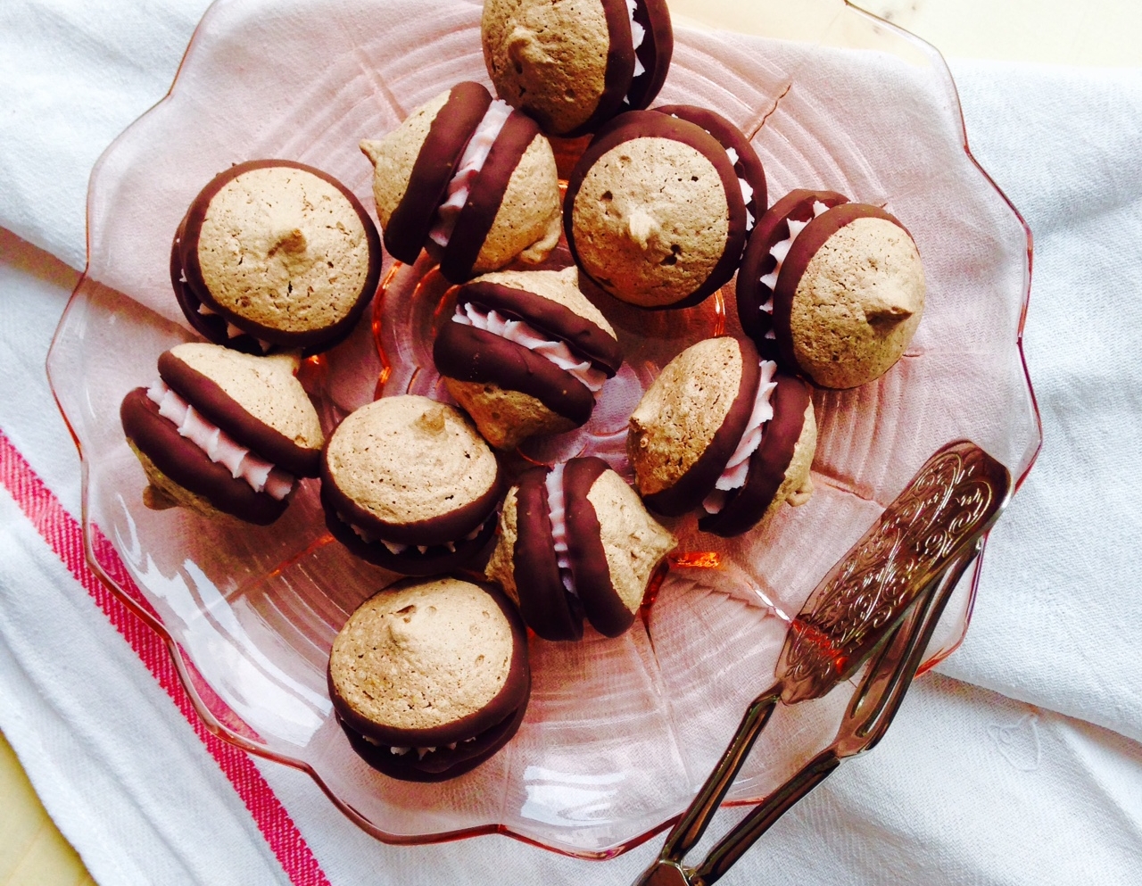 Chocolade macarons met frambozencrème van Saakje