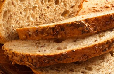 Sesam-honingbrood in de broodbakmachine