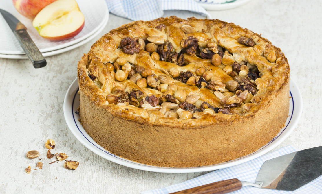 Appeltaart met amandelen, walnoten en hazelnoten