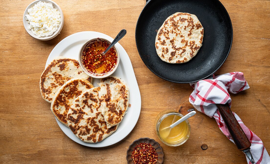 Naanbrood met feta en hot honey