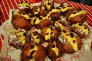 Oliebollen met amandelspijs, cranberries en banketbakkersroom