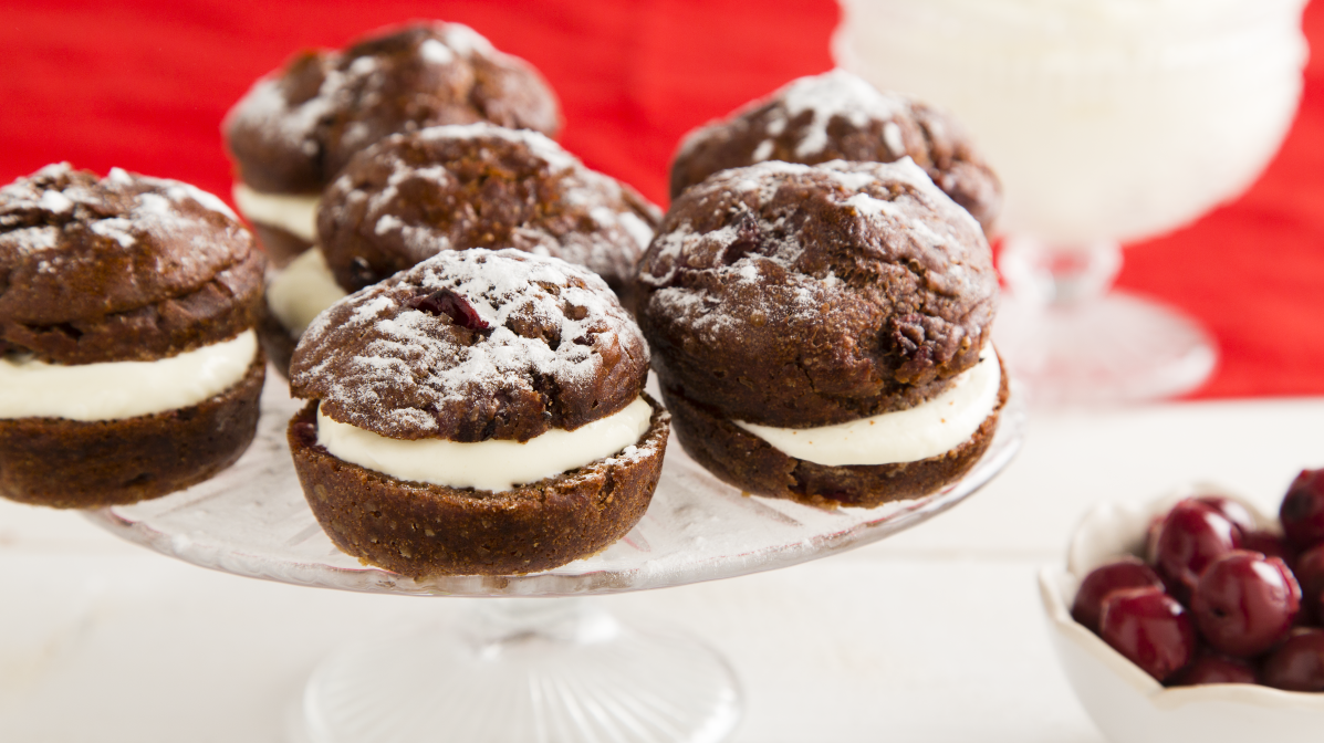 Oviebollen met chocolade en kersen