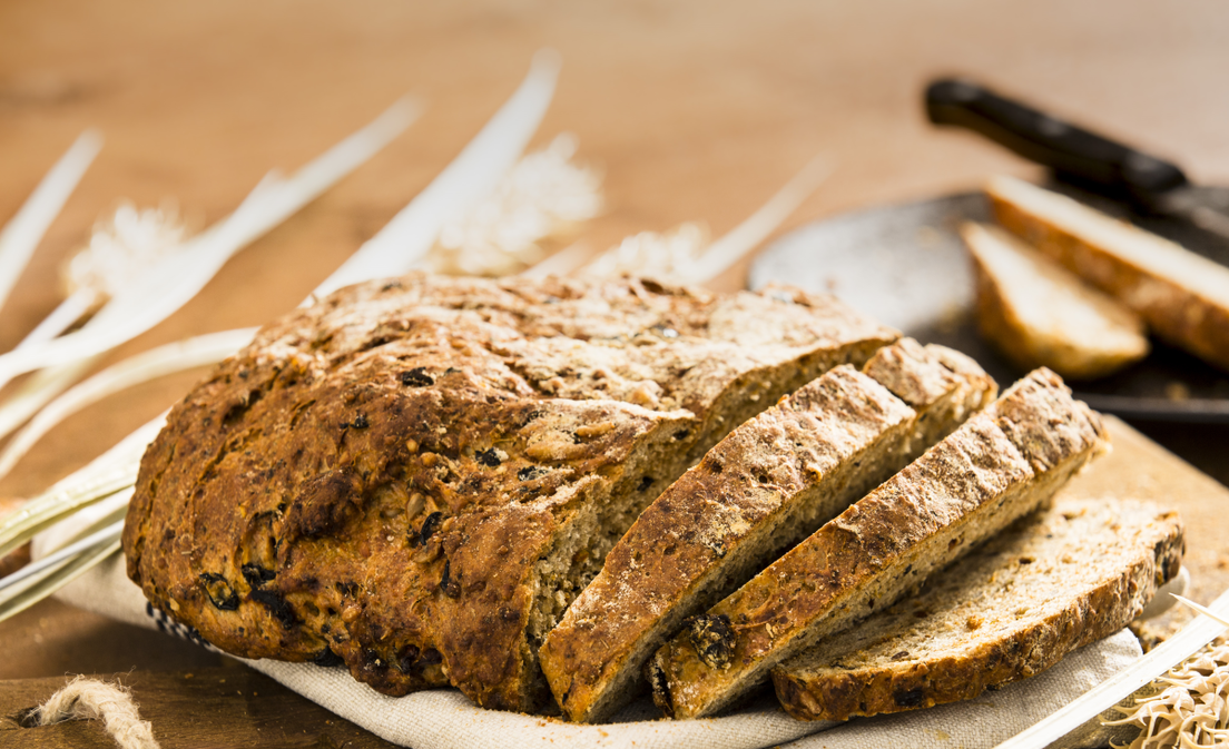 Olijfbrood met zongedroogde tomaatjes en Parmezaan